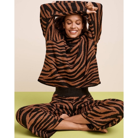 Tiger Print Sweater Pant Wide Leg Metalic Athleisure Comfy Animal Print Size M - Picture 1 of 10